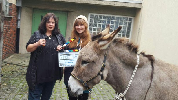 Filmesel Sandor bei Dreharbeiten zur TerraX Produktion "Esel als Wolfsabwehr"